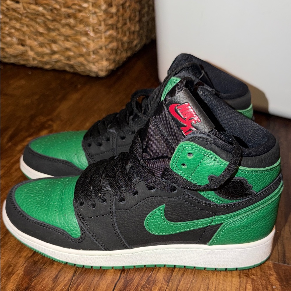 Nike Air Jordan 1 Retro High OG Pine Green colorway